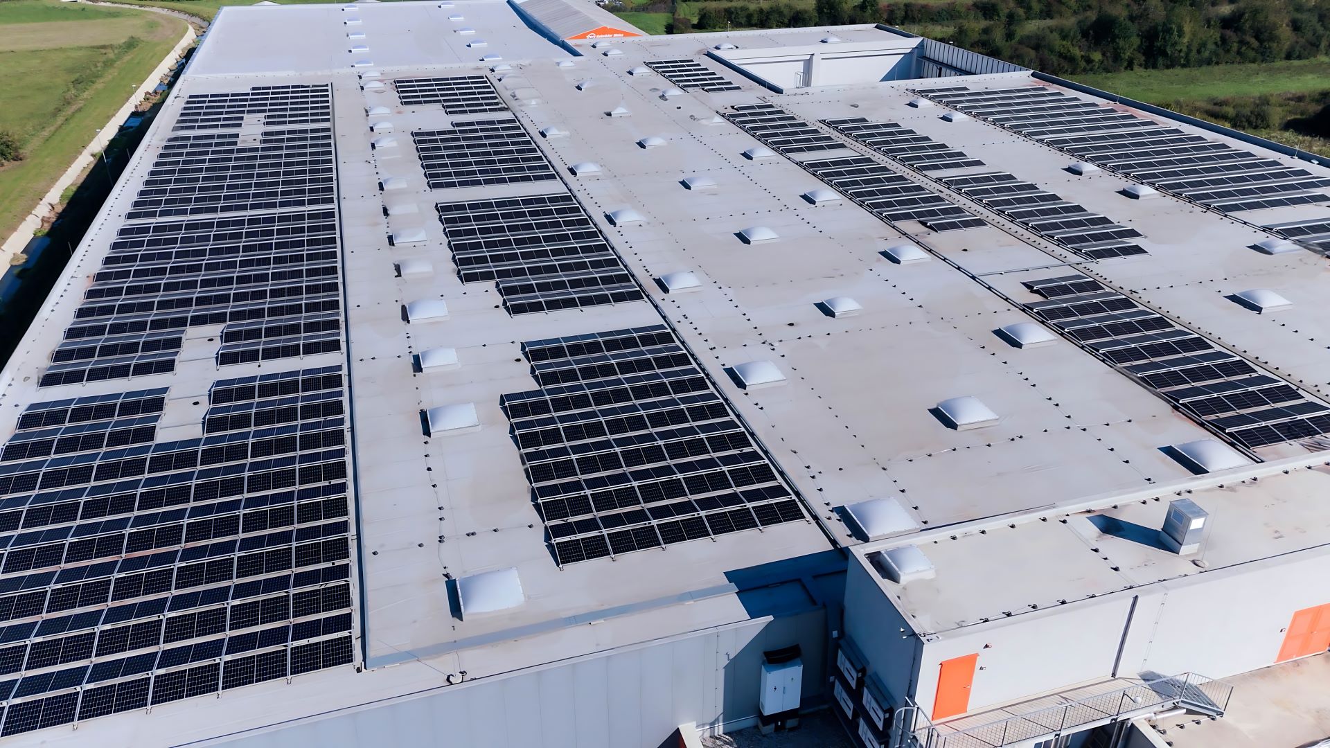 The photovoltaic system at the GW Terminal Sveta Nedelja near Zagreb (Source: Gebrüder Weiss / ivomi-produkcija.com)